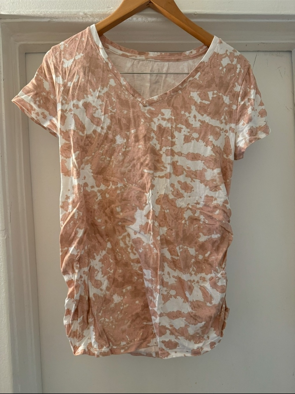 Isabel Maternity by Ingrid & Isabel Blush and White Tie-Dye V-Neck Tee Large‎